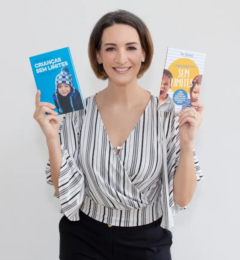 Isa Minatel sorrindo, segurando os livros Crianças sem Limites e Temperamentos sem Limites.